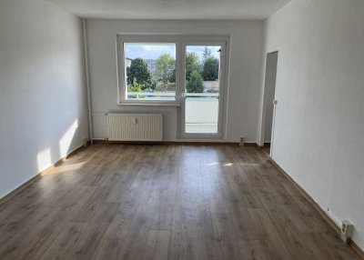 Kleine Single-Wohnung mit Wanne und großem Balkon