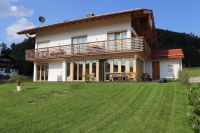 LUXURIÖSE ERDGESCHOSS-WOHNUNG MIT TERRASSE UND GARTEN IN BESTLAGE