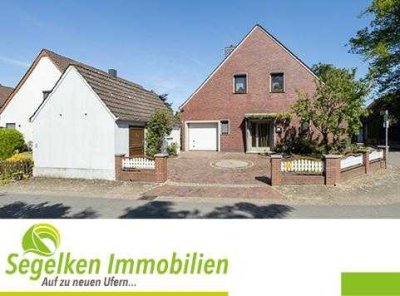 Ein- bis Zweifamilienhaus mit zwei Garagen, Carport und großem Garten