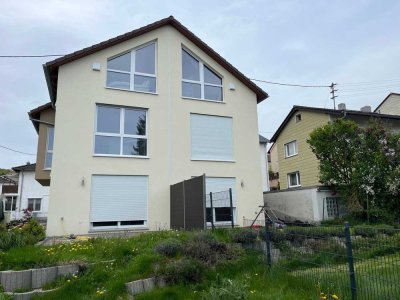 Neuwertige Doppelhaushälfte mit fünf Zimmern und EBK in Naurod, Wiesbaden