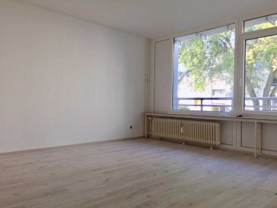 Moderne 3-Zimmer-Wohnung mit grauem Laminat in Monheim am Rhein