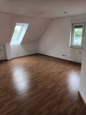Sonnige, großzügige 4-Zimmer-Maisonette-Wohnung mit großem Balkon