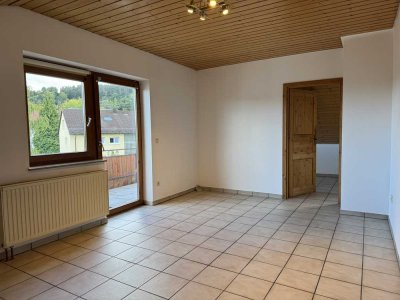 Charmante 2-Zi.-Dachgeschosswohnung mit Sonnenbalkon und Carport – Ruhiger Wohnkomfort in Merklingen