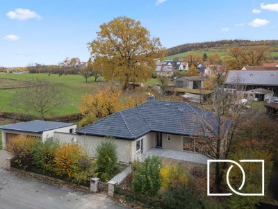 Hochwertig renoviert! Bungalow mit separater ELW, großem Garten und Doppelgarage in traumhafter Lage