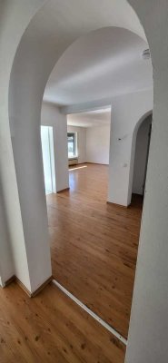 Moderne Wohnung im EG mit eigenem Garten und Balkon.