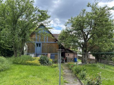 Kleines Haus mit großem Garten und Scheune
