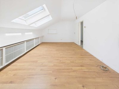 Hell und modern: Vollständig renovierte Dachgeschosswohnung in attraktiver Lage