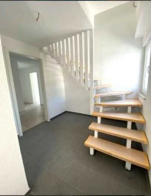Komplett saniertes Zweifamilienhaus mit Gewerbeeinheit in Zentraler Lage – Vielseitige Nutzung