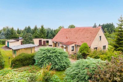 Am Feld! Ausbaupotenzial, Einbauküche, Nebengebäude, Garagen usw.: Einfamilienhaus in Neuhof