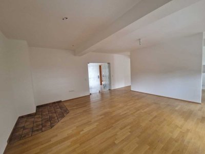 großzügige 4-Zimmerwohnung in zentraler Lage mit Balkon