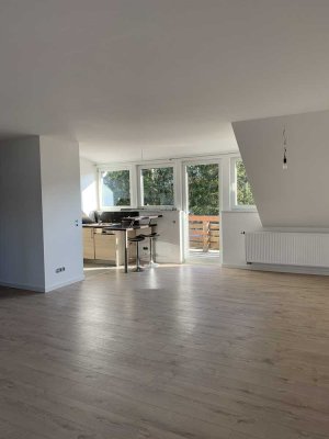 Schöne Dachgeschosswohnung mit Balkon komplett neu renoviert in Hochspeyer