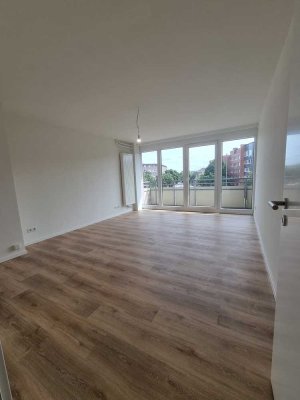 Erstbezug nach Sanierung: Helle, möblierte 1-Zimmer-Whg. mit Einbauküche und Südbalkon