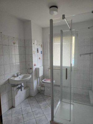 Singlewohnung für handwerklich begabte! 1 -Raumwohnung mit Dusche + Balkon + Aufzug