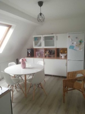Stilvolle, vollständig renovierte 2-Zimmer-Dachgeschosswohnung mit Einbauküche Nähe Dormagen Bahnhof