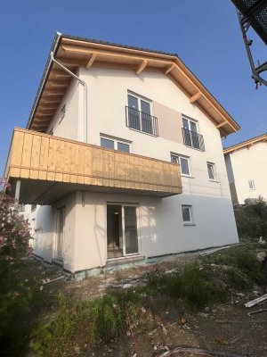 Doppelhaushälfte mit  6 Zimmer und 3 Bäder, Einliegerbereich