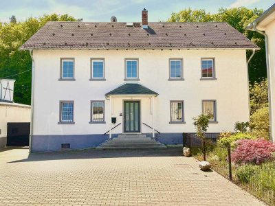 Charme & Großzügigkeit – 11-Zimmer-Altbau mit Wintergarten und Einbauküche in naturnaher Stadtlage