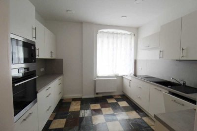 *** Top   4 Zimmer + neue EBK + Dusche und Wanne, neu renoviert ***
