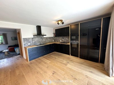 5760 Saalfelden: neu renoviertes Zweifamilienhaus in zentraler, ruhiger Lage von Saalfelden mit 2 Wohneinheiten, unterkellert, 2 Garagen und großem Garten