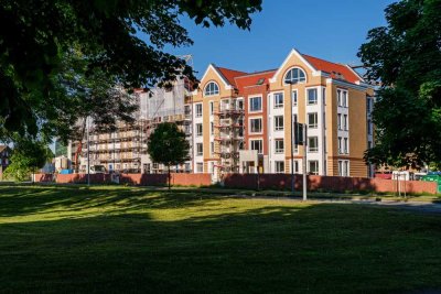 Wohnen am Wasser: Barrierefreie Neubauwohnung im Erdgeschoss! 60m² mit Balkon! Erstbezug!
