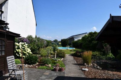 Auf 1.816 m² wunderschönem Grundstück, gepflegtes großzügiges Wohnhaus