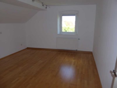 schöne 2- Zimmerwohnung und Wohnküche