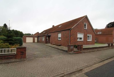 Zweifamilienhaus mit großem Grundstück, fußläufig zum Badesee + abtrennbarer Bauplatz