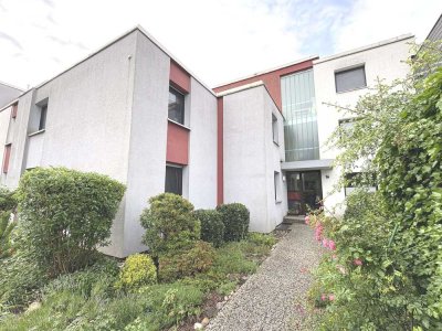 Rarität! Geräumige EG-Wohnung mit Einbauküche, Balkon und Garage!