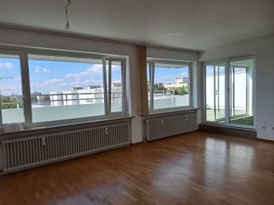Exklusives Penthouse mit 3,5 Zimmern, Terrasse und Wintergarten in München-Moosach