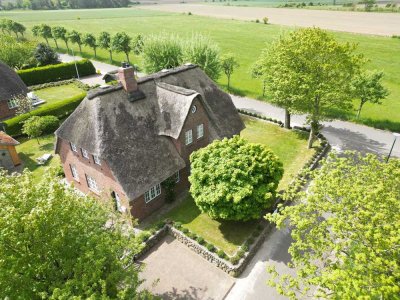 Wunderschöne Lage direkt in Nieblum:  Exklusives Reetdachhaus auf höchstem Niveau