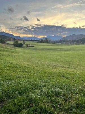 Charmante, großzügige, lichtdurchflutete Dachgeschosswohnung mit großem Balkon in Grainbach