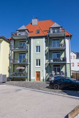komplett saniert, hohe Decken inkl. Einbauküche, Stellplatz und unverbauter Sonnenbalkon
