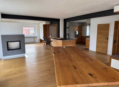 Modernisierte Wohnung mit viereinhalb Zimmern sowie Balkon und EBK in Göttingen
