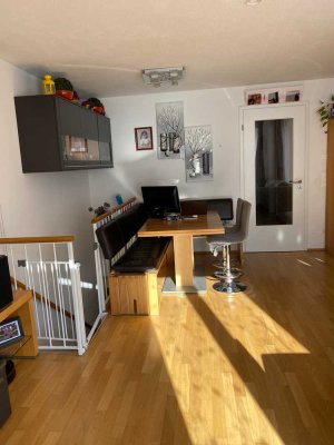 4-Raum-Erdgeschosswohnung mit Balkon und Einbauküche in Taufkirchen