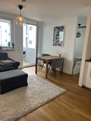 Neuwertige Wohnung mit zwei Zimmern sowie Balkon und Einbauküche in Frankfurt