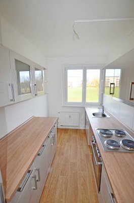 Einbauküche! 3-Raum-Wohnung, 1.Etage mit Badewanne und Balkon! Bezug sofort möglich!