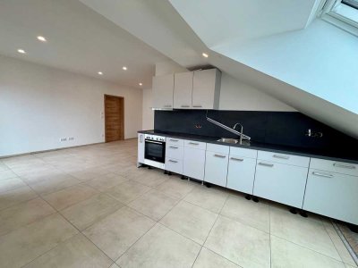 Hochwertige 2-Zimmer DG-Wohnung  mit Balkon und EBK