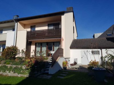 Gepflegte Doppelhaushälfte mit sieben Zimmern und Einbauküche in Landshut West