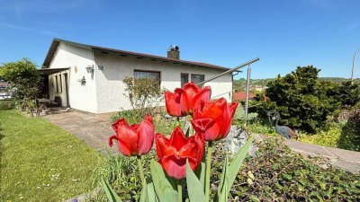 TRAUMHAFTE AUSSICHTSLAGE AM KIRCHBERG! Einfamilienhaus mit Einliegerbereich und viel Potenzial