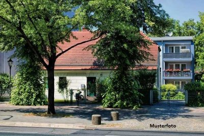 Einfamilienhaus mit verschiedenen Nebengebäuden