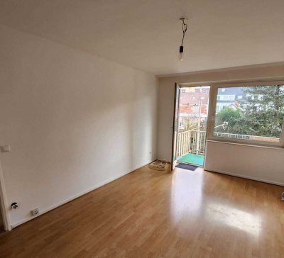 Gut geschnittene 2 Zi.-Whg. mit Balkon in Oberrad!
