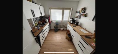Kurzfristig beziehbare und modernisierte 3 Zimmer - Mietwohnung mit PKW-Garage und Stellplatz!
