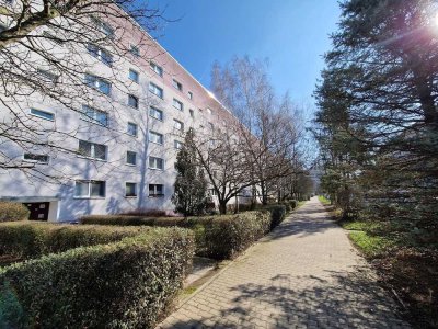 **FRISCH RENOVIERT**3-Zimmer-Wohnung // Balkon // 2.Etage // Bad mit Wanne // ab 16.12.2025