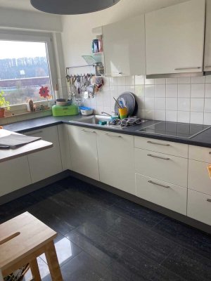 Großzügige, modernisierte 4-Zimmerwohnung in einem Wohn- und Geschäftshaus