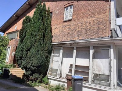 Sanierungshaus mit Potential, zentral in Schenefeld (Steinburg), 3 Wohneinheiten + 1 Laden!