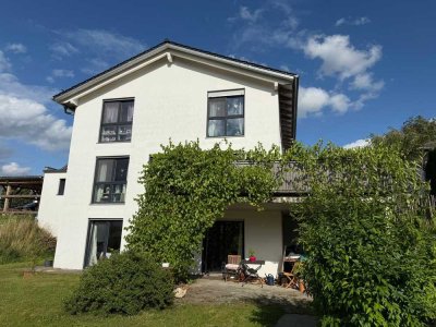 Modernes Einfamilienhaus in Hanglage  mit Einliegerwohnung und Doppelgarage  in 87767 Niederrieden