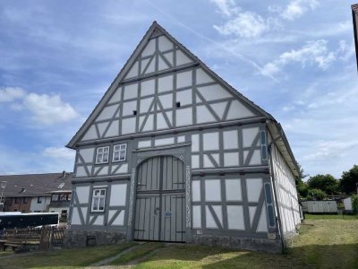 Saniertes Fachwerkhaus im historischen Ortskern von Liebenau-Niedermeiser
