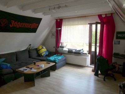 Gepflegte 2-Zimmer-Dachgeschosswohnung mit Balkon und EBK in Kassel, Nähe Klinikum und Uni