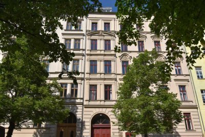 Bezugsfrei! Großzügige, ruhig gelegene Altbauwohnung mit Balkon und gemütlicher Wohnküche