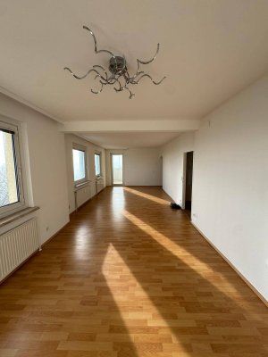 Lichtdurchflutete 4.5-Zimmer Neubauwohnung mit Balkon, Aufzug und Weitblick