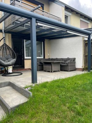 Ein modernes Reinmittelhaus mit Terrase, Kamin
, Garage usw…